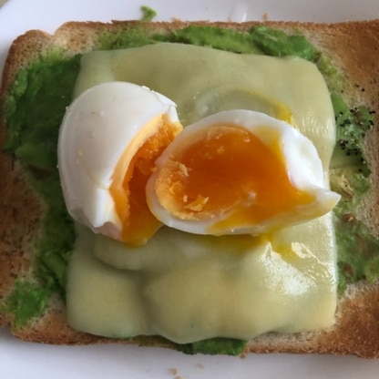 たまごを乗せてみました！チーズの塩気でとっても美味しく食べられました！また作ります♪